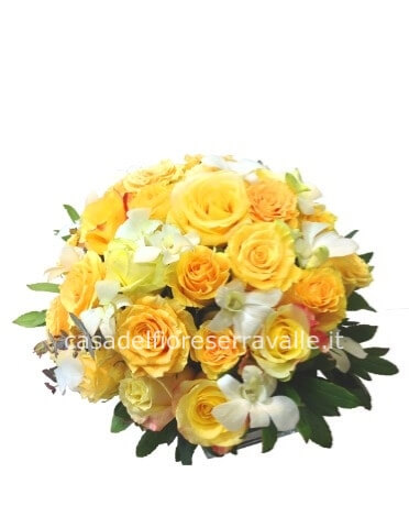 Composizione di fiori freschi per centrotavola