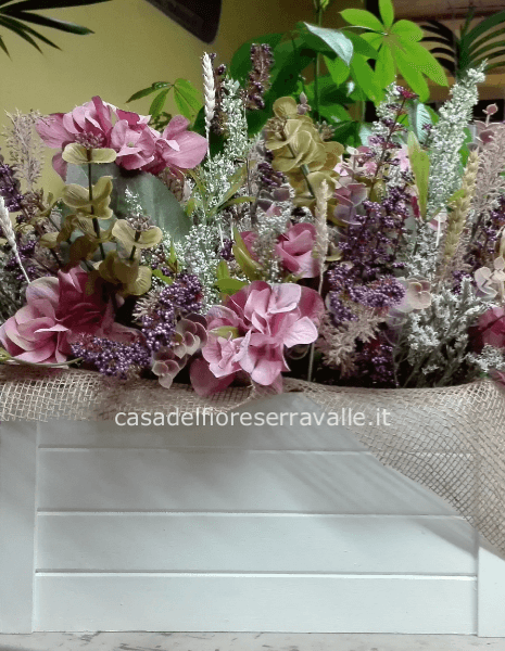 Composizione di fiori finti