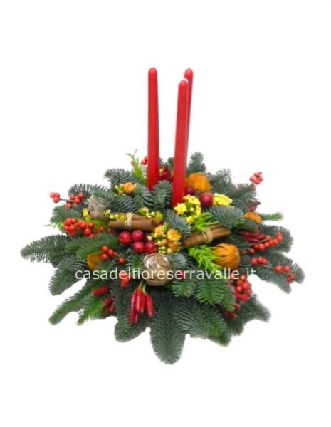 composizione di natale con fiori recisi ed elementi naturali